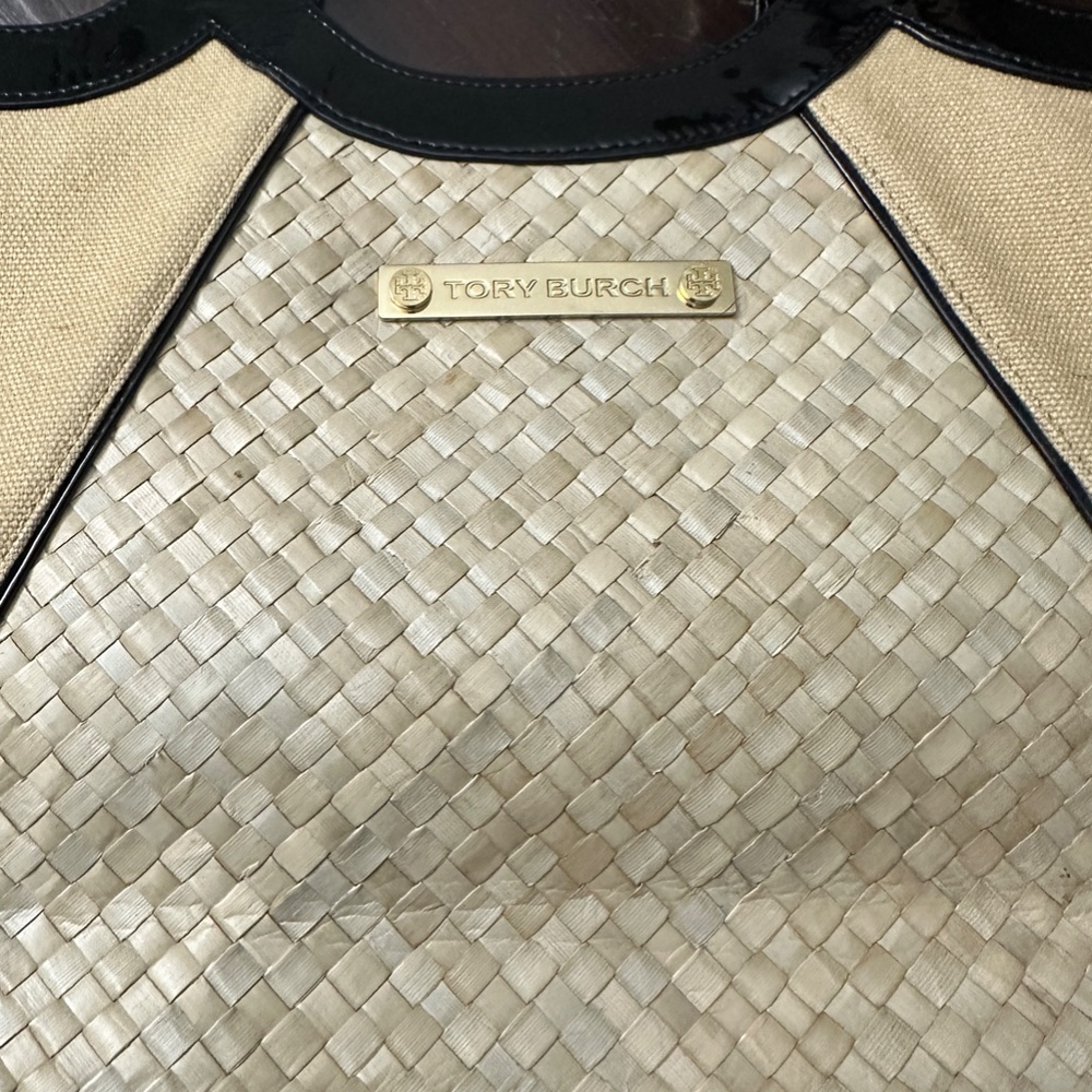 TORY BURCH Vintage Patent, Canvas and Raffia Shoulder Bag - Picture 2 of 12
